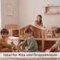 Preview: Puppenhaus aus Buchenholz im Kita-Gruppenraum – mehrere Kinder spielen gemeinsam und erleben fantasievolles soziales Rollenspiel